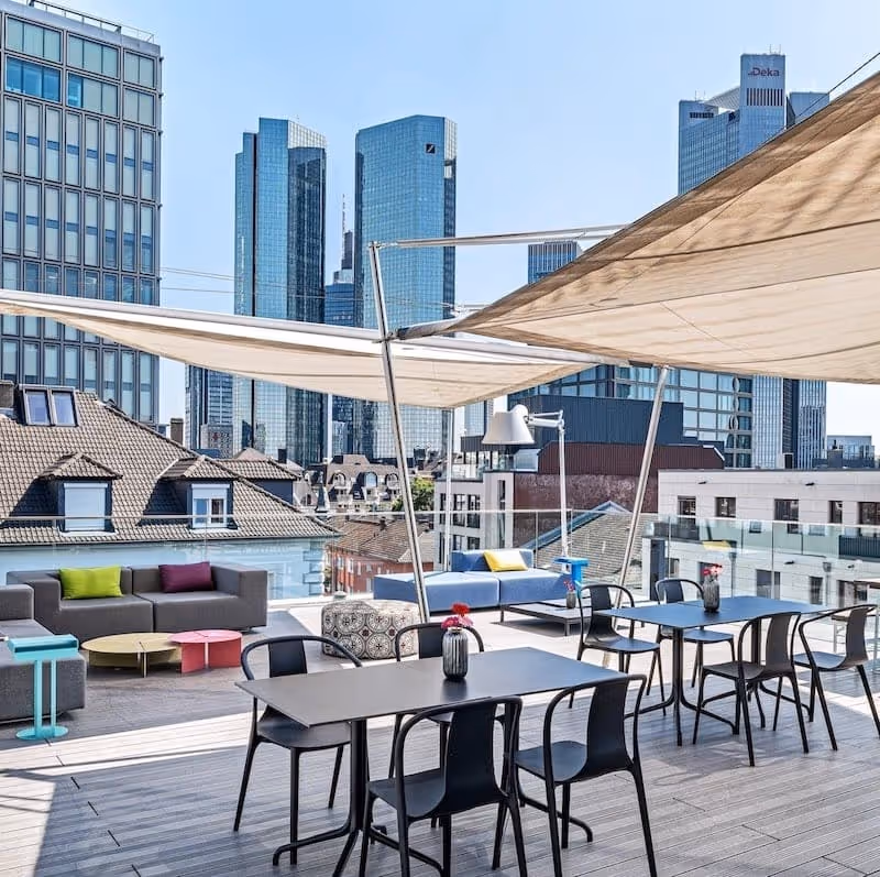 Inspirierende Design Offices Location Frankfurt Westend mit Rooftop Lounge & modernem Ambiente.