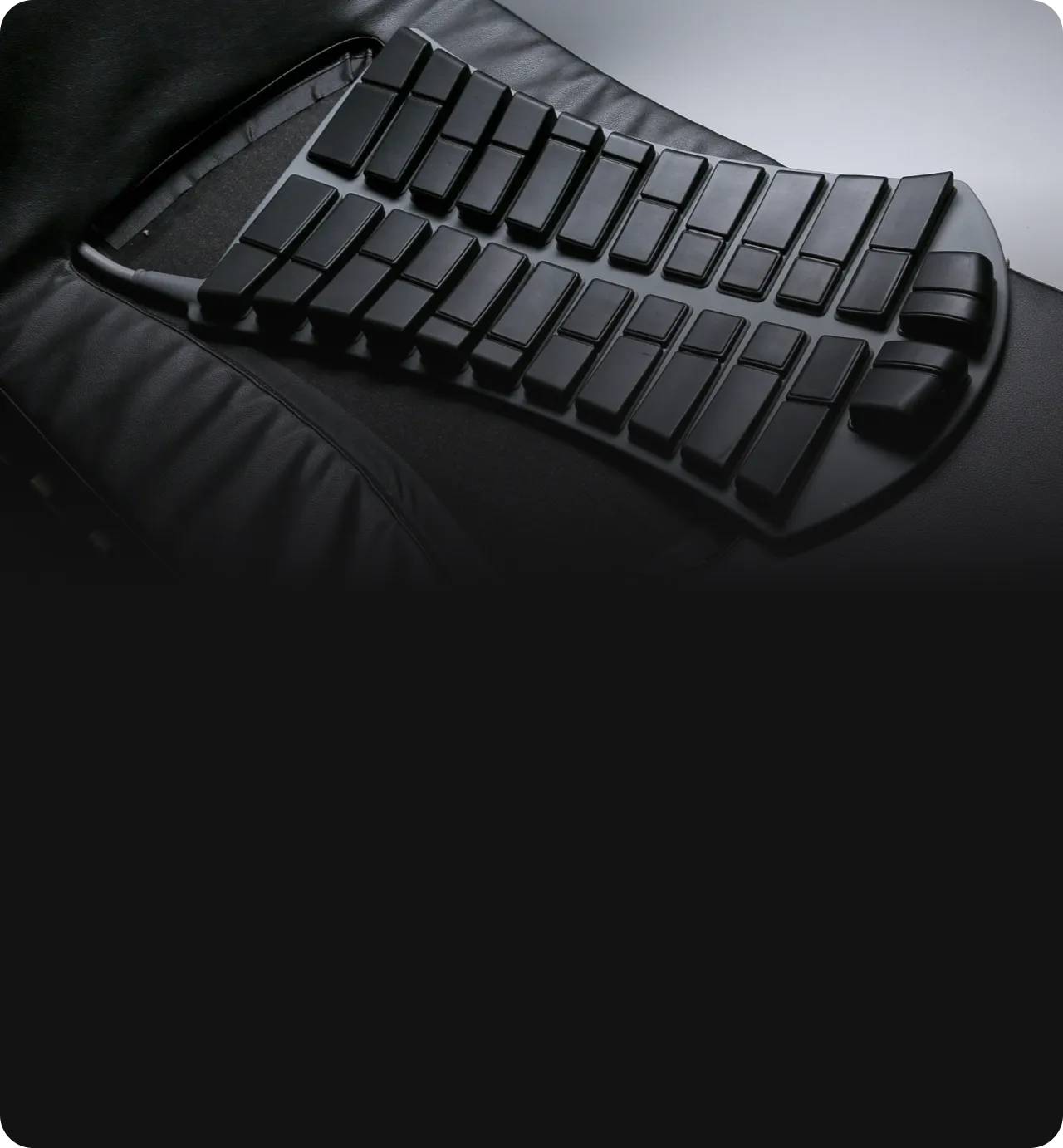 Innovative reLounge Liege mit ergonomischer Rückenauflage und moderner Technologie zur effektiven Rückenschmerzlinderung. Perfekte Kombination aus Wärmetherapie und Tiefenmassage.