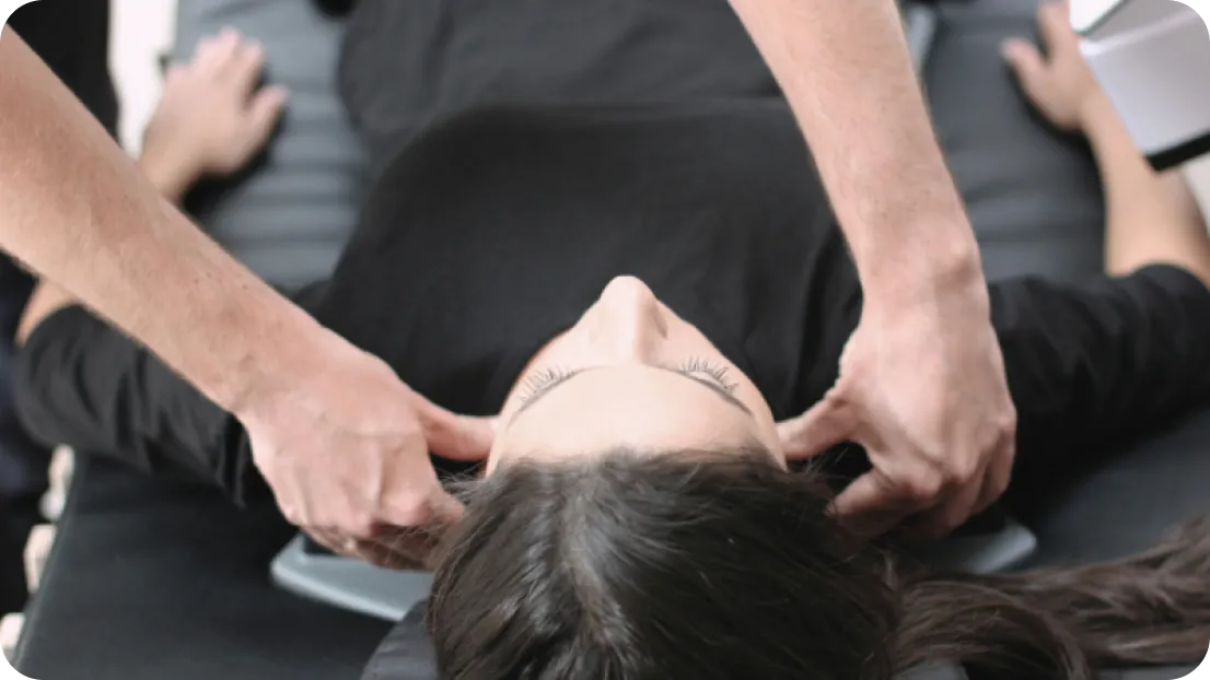Nahaufnahme einer Nackenmassage auf der reLounge Liege, die Verspannungen löst und zur Rückenschmerzlinderung beiträgt.