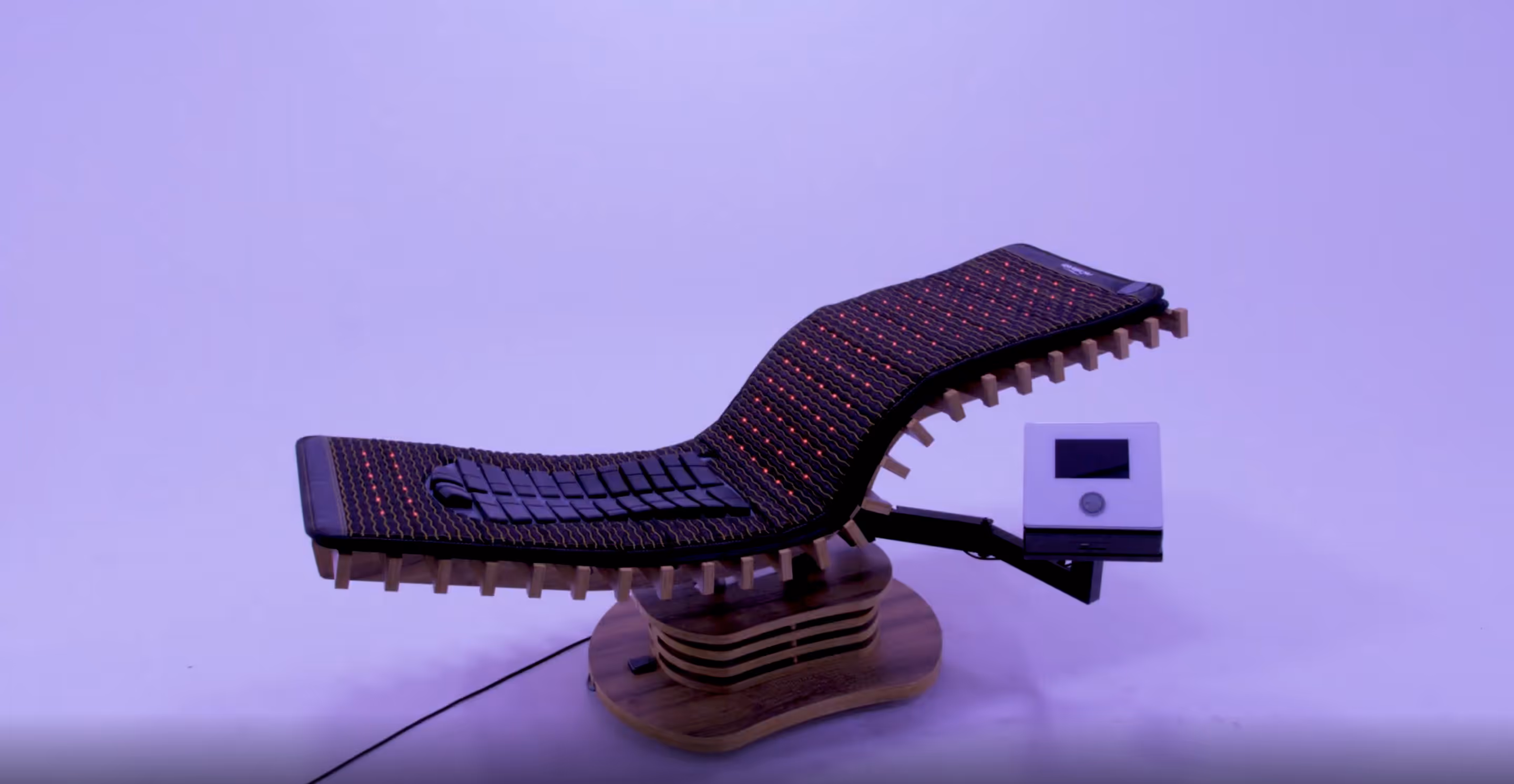 relounge Regenerationsliege mit aktiver roter LED-EMS-Therapie – smarte Ganzkörperregeneration mit Infrarot und Touch-Bedienung.