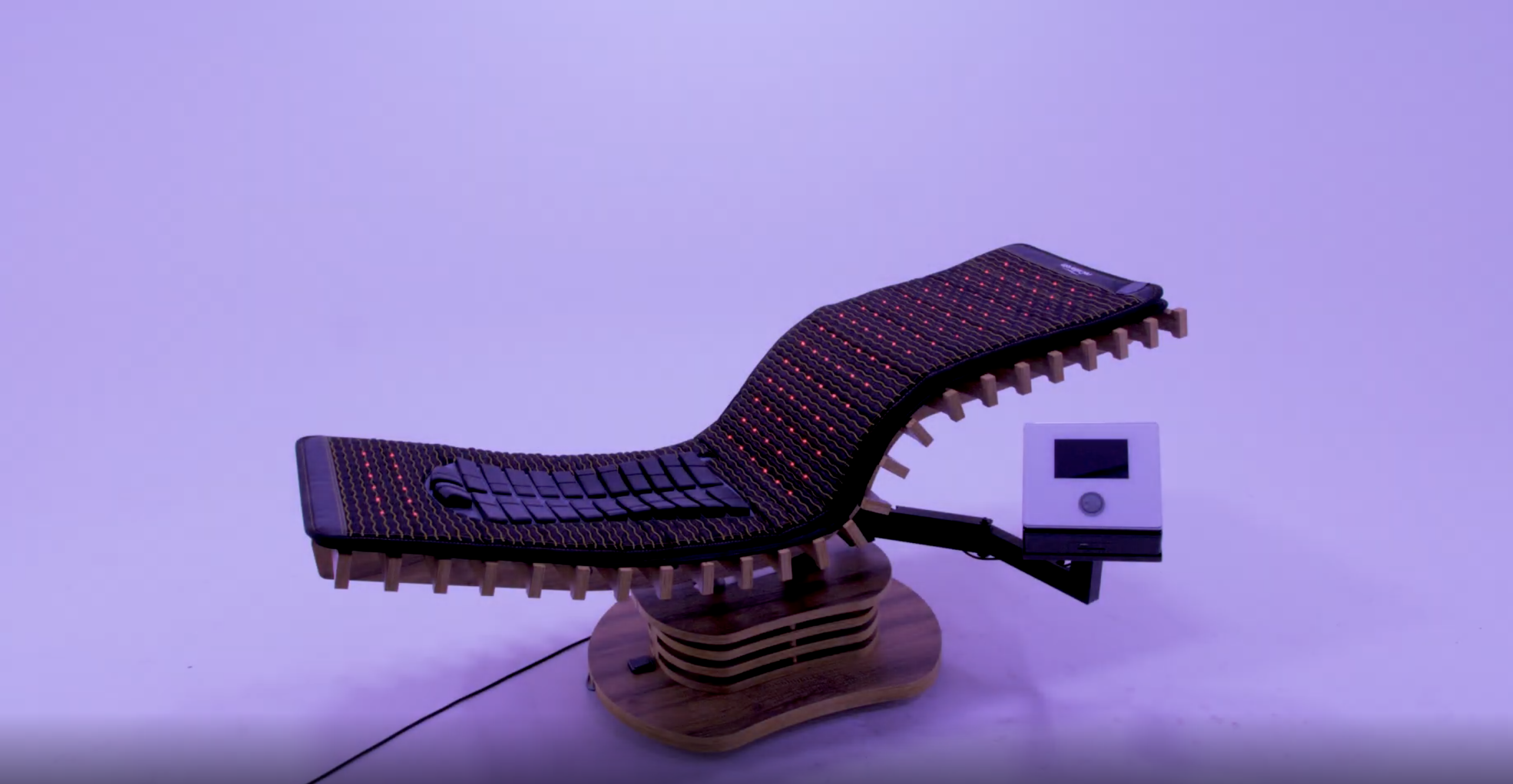 relounge Regenerationsliege mit aktiver roter LED-EMS-Therapie – smarte Ganzkörperregeneration mit Infrarot und Touch-Bedienung.