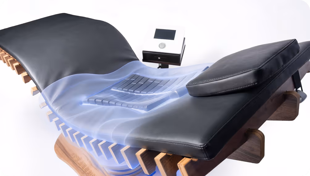 relounge Regenerationsliege mit EMS-Wellen und Touchscreen – moderne Rückentherapie und Muskelstimulation für smarte Erholung.