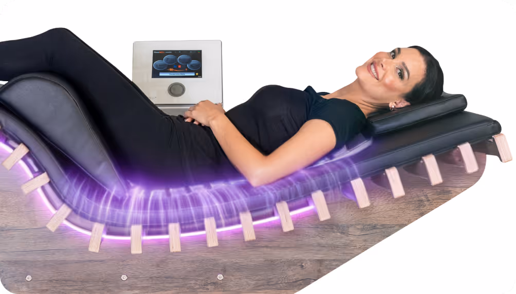 Frau auf der relounge Regenerationsliege mit Touchscreen und lila Licht – moderne EMS-Technologie für ganzheitliche Erholung und Muskelregeneration.