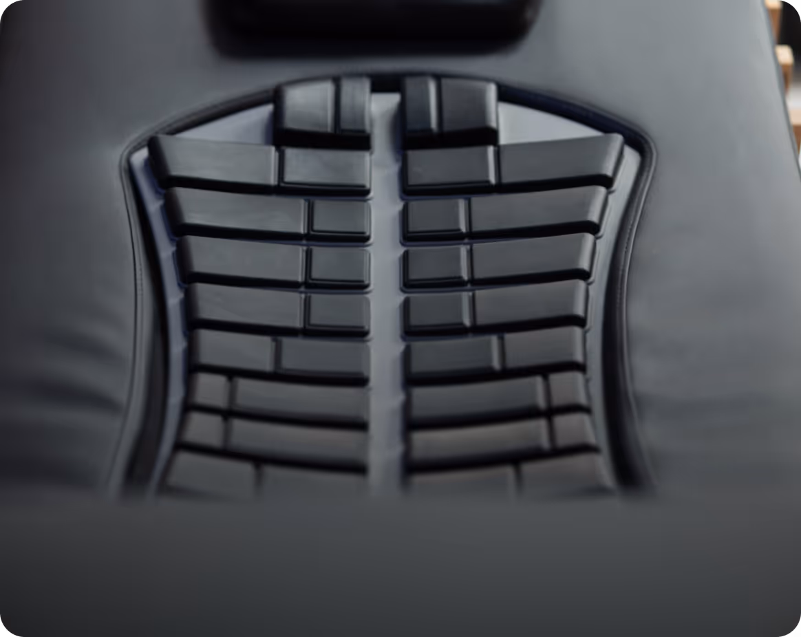 Detailansicht der Rückenstütze der relounge Regenerationsliege – ergonomisches EMS-Design für Wirbelsäulenunterstützung und gezielte Muskelaktivierung.