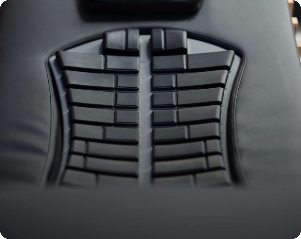 Detailansicht der Rückenstütze der relounge Regenerationsliege – ergonomisches EMS-Design für Wirbelsäulenunterstützung und gezielte Muskelaktivierung.