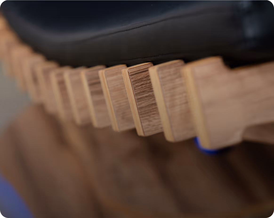 Detailansicht der Holzlamellen und Polsterung der relounge Regenerationsliege – hochwertiges Design und ergonomischer EMS-Komfort.