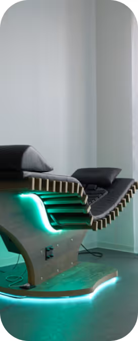 relounge Regenerationsliege mit grüner LED-Beleuchtung – moderne EMS-Technologie für Therapie, Wellness und stilvolle Raumkonzepte.