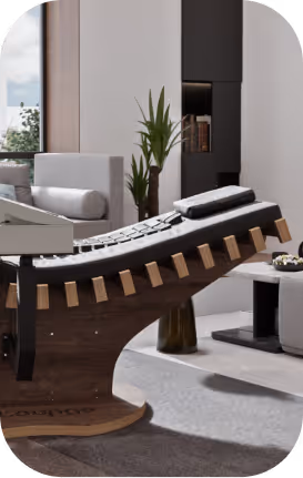 relounge Regenerationsliege im stilvollen Wellnessraum – moderne EMS-Technologie trifft auf exklusives Interieur und Wohlfühlatmosphäre.