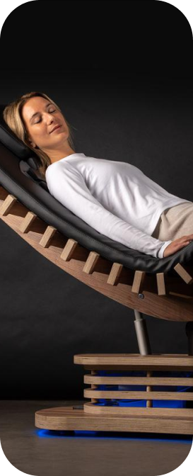 Frau entspannt auf der relounge Regenerationsliege mit Holzdesign und LED – moderne EMS-Erholung für Körper und Geist im Studioambiente.