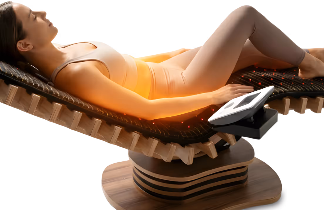 Frau auf relounge Regenerationsliege mit EMS- und Wärmetherapie – gezieltes Core-Training und smarte Muskelentspannung für ganzheitliche Erholung.
