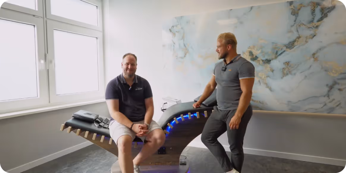 relounge Team vor moderner Regenerationsliege mit LED – smarte EMS-Erholung und Gesundheitsförderung im professionellen Studioambiente.