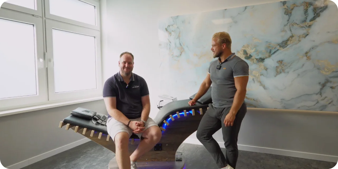 relounge Team vor moderner Regenerationsliege mit LED – smarte EMS-Erholung und Gesundheitsförderung im professionellen Studioambiente.