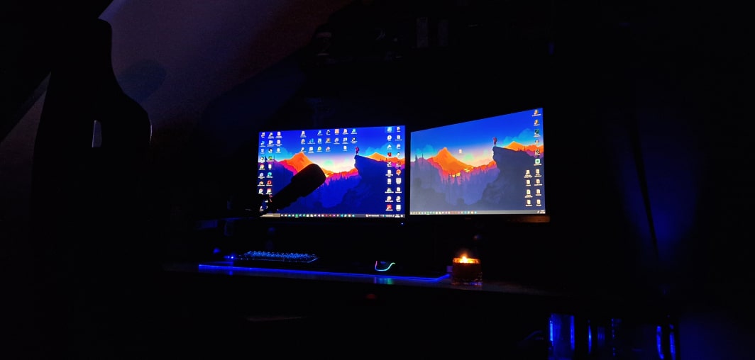 Een desktop setup met led verlichting.