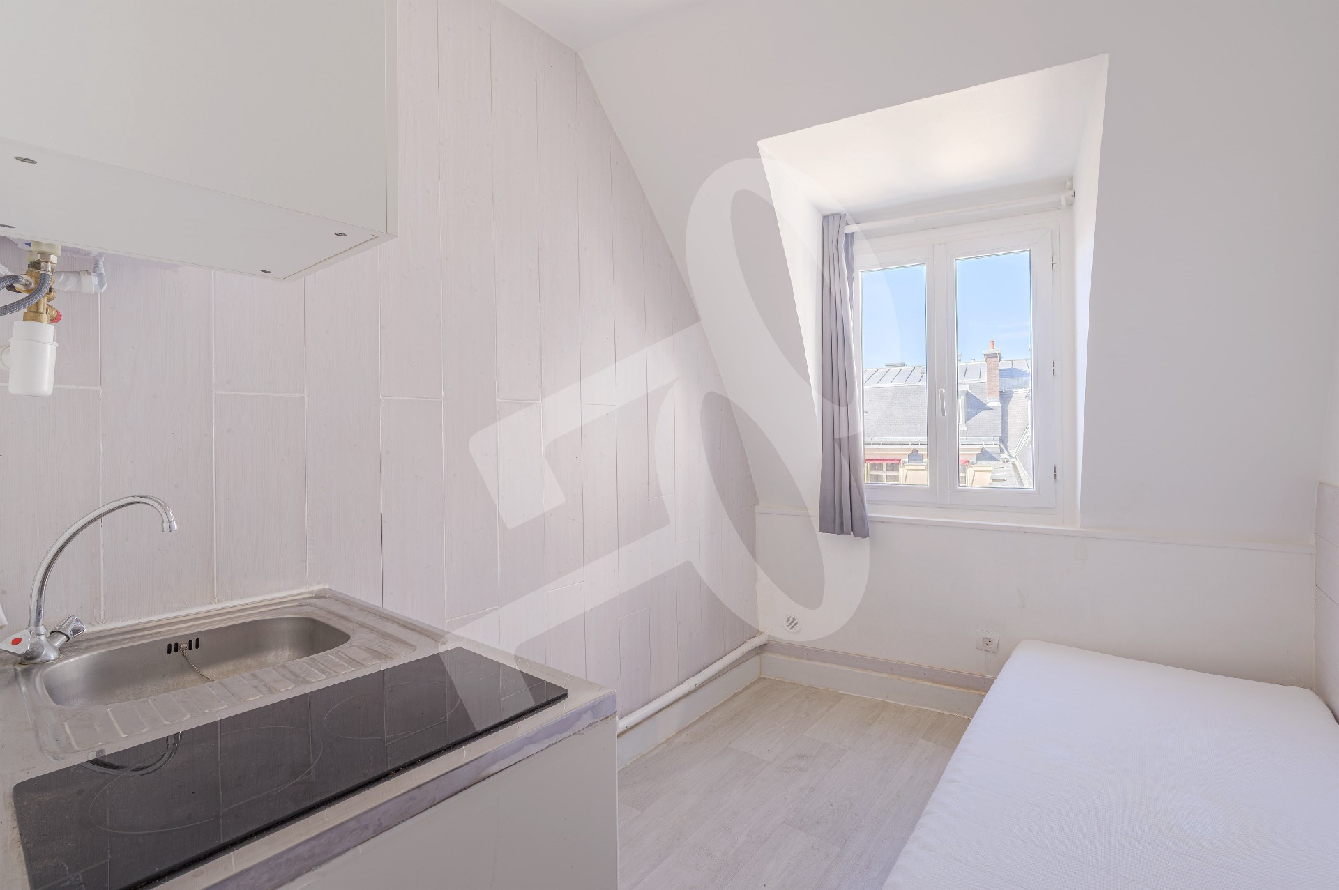 Avenue Hoche - Deux chambres de service mitoyennes