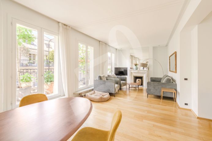 RUE DE BASSANO - DUPLEX DE CHARME