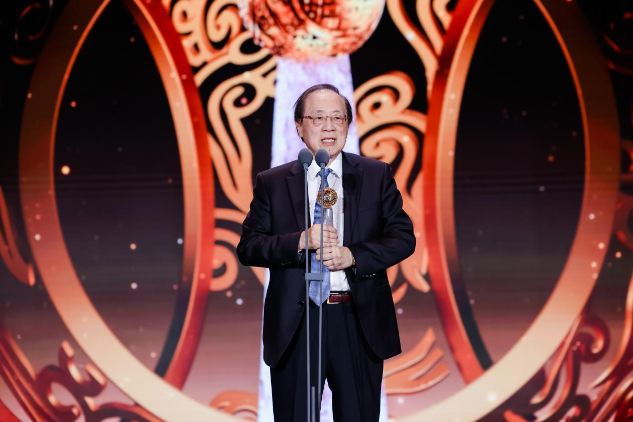 Yao Qizhi, received the Global Chinese Awards Lifetime Achievement Award / Source: Phoenix Satellite TV (EZ Newswire)