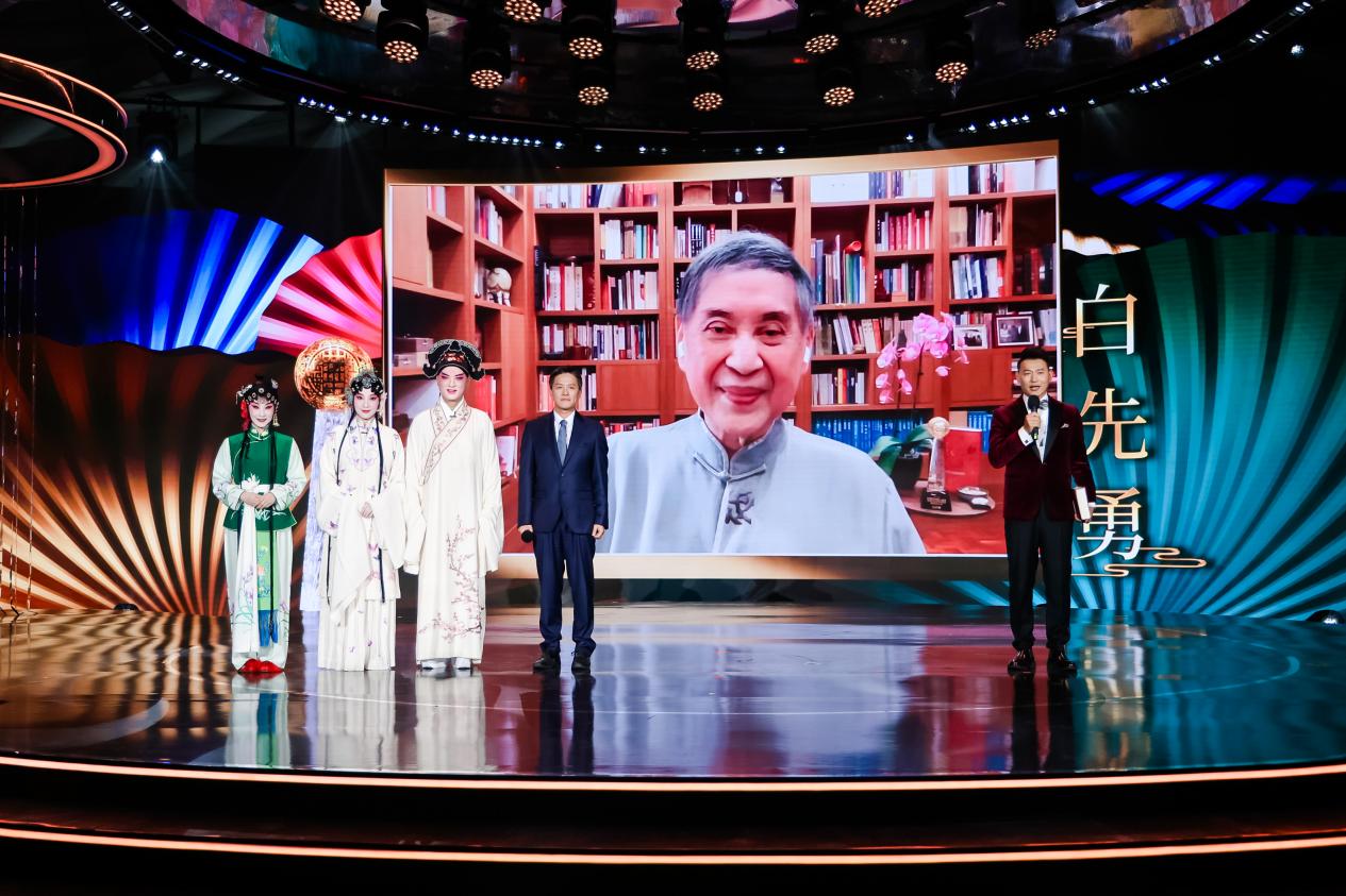 Bai Xianyong, was honored with the Global Chinese Awards Special Tribute Award  / Source: Phoenix Satellite TV (EZ Newswire)