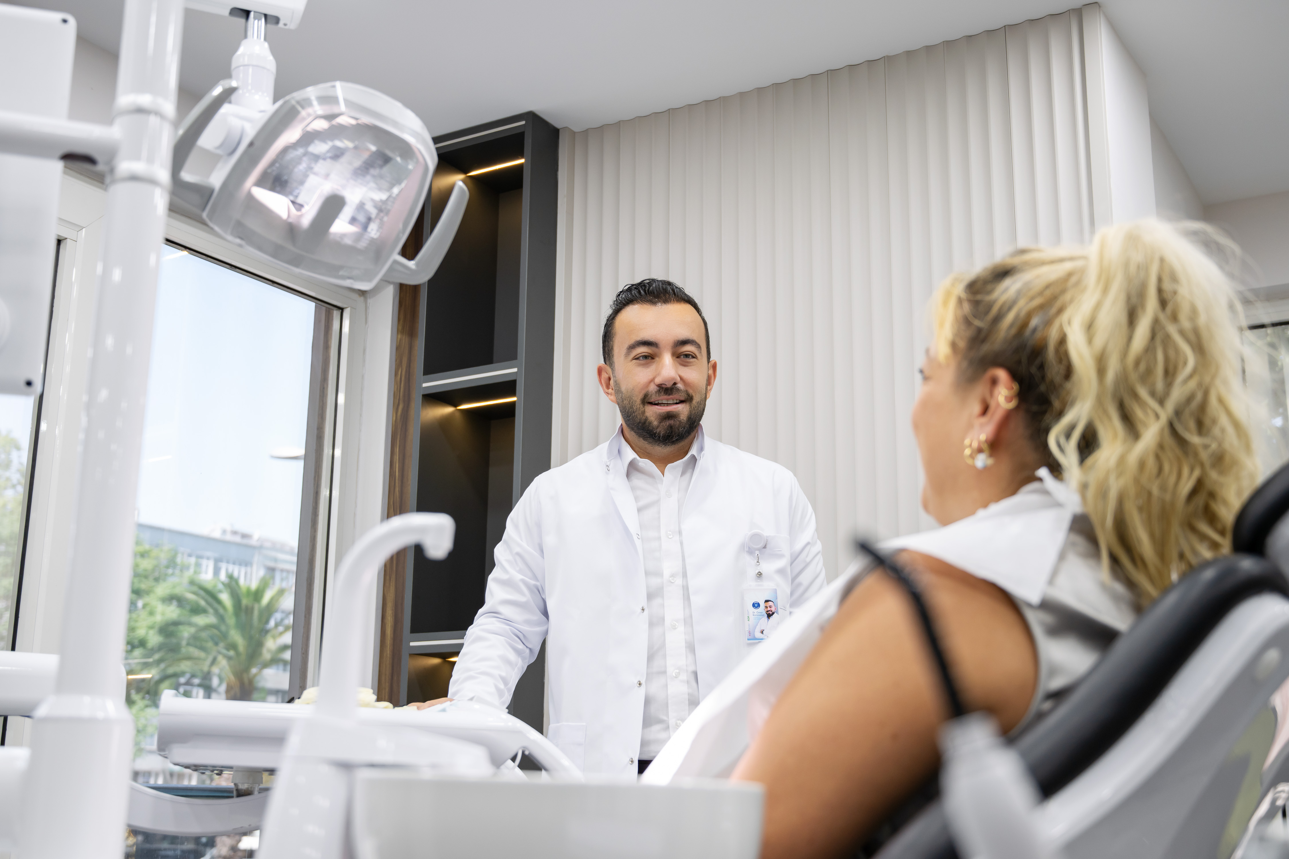 Dr. Omer Karaaslan consulting with a patient about advanced dental implant options at Omer Istanbul Dental Center. / Source: Omer Istanbul Dental Center (EZ Newswire)