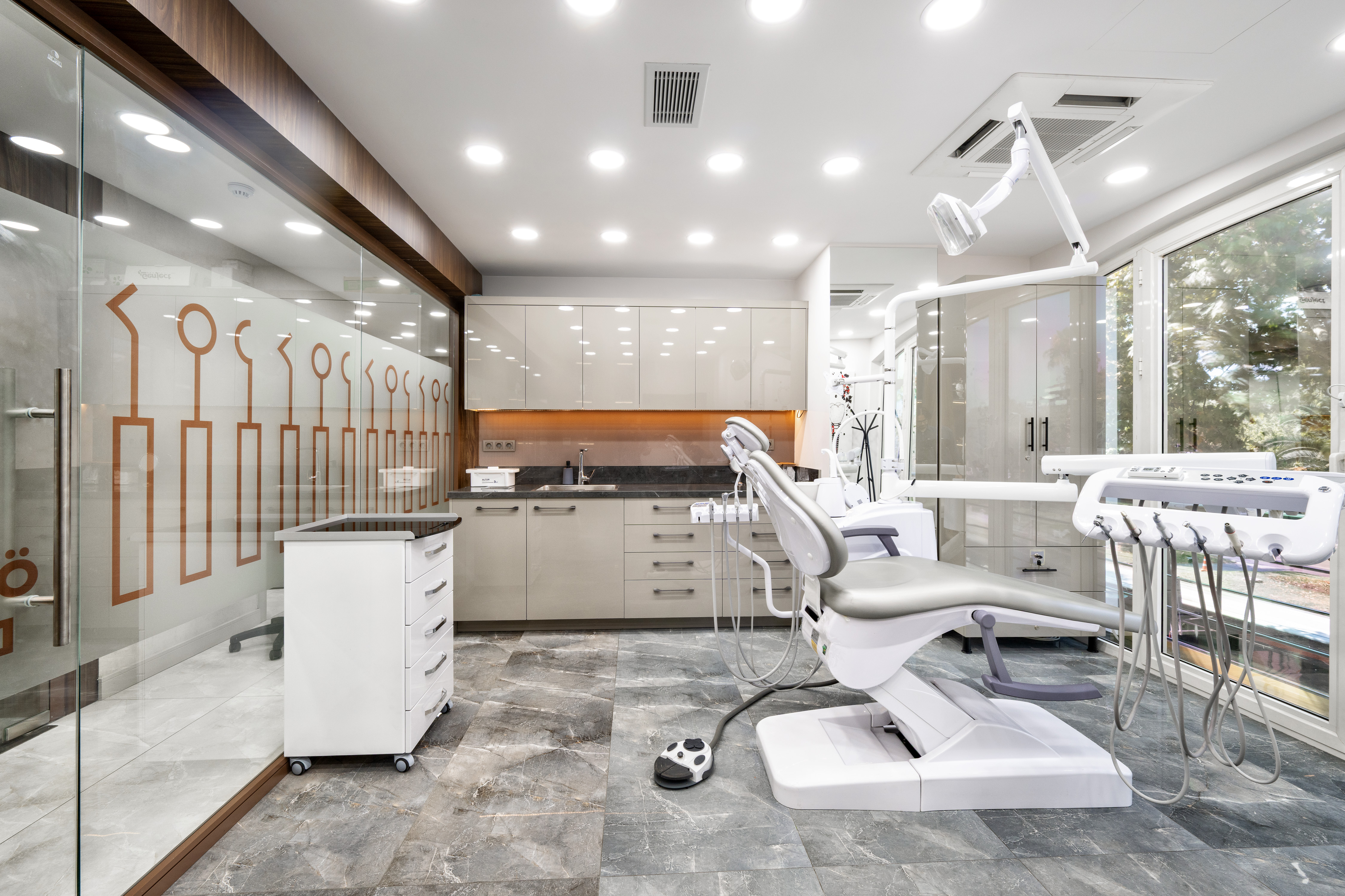 State-of-the-art treatment room equipped with advanced digital dentistry technologies. / Source: Omer Istanbul Dental Center (EZ Newswire)