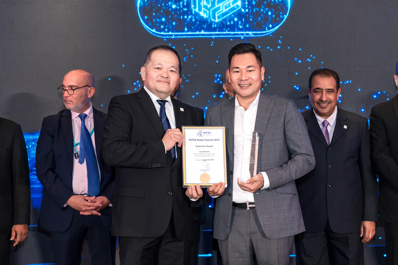 Jonh Tran, founder and chairman of Hyra Holdings and Hyra Network, proudly receives the Chairman’s Award 2025 at the WITSA Global AI Summit. / Source: Hyra Network (EZ Newswire)