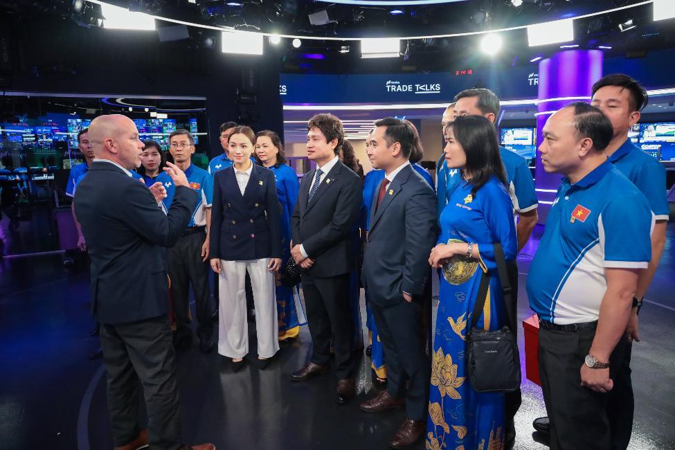The Meey Group delegation focused intently on the experience sharing from Nasdaq MarketSite representatives. Photo: Meey Group / Source: Meey Group (EZ Newswire)