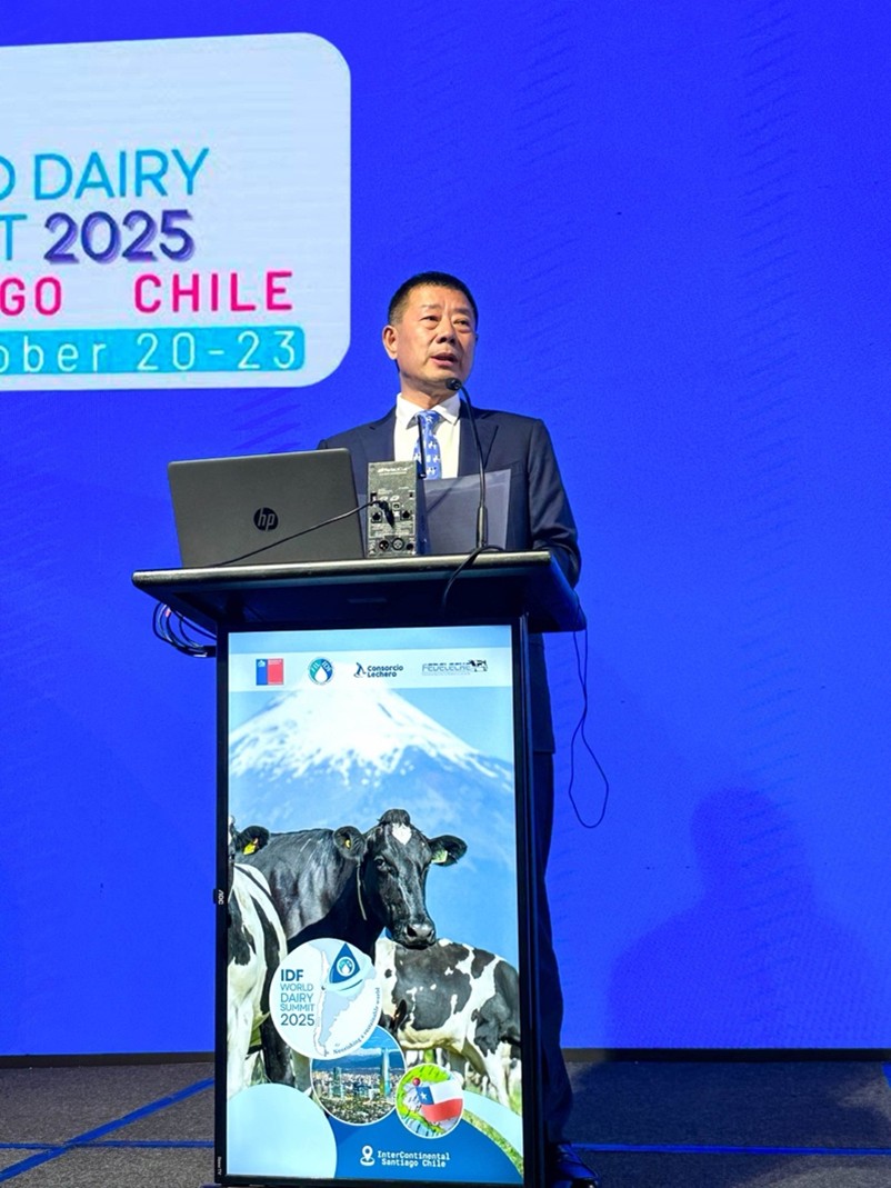Feihe Chairman Leng Youbin delivers a keynote speech at the International Dairy Federation (IDF) World Dairy Summit in Santiago, Chile, on October 20, 2025. / Source: Feihe (EZ Newswire)