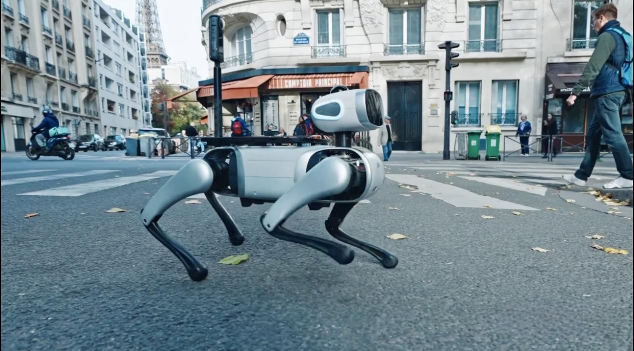 Babo carries a camera on its back, enthusiastically capturing the best moments along the way. (Photo: Xie Nan) / Source: Vbot (EZ Newswire)