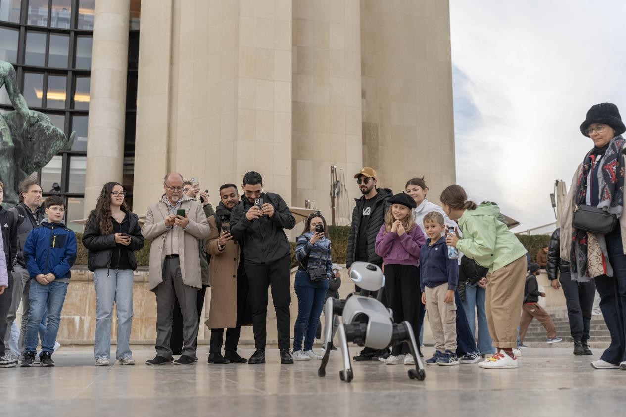 A group of onlookers stand by in fascination, with several rushing to film Babo in action. (Photo: Xie Nan) / Source: Vbot (EZ Newswire)