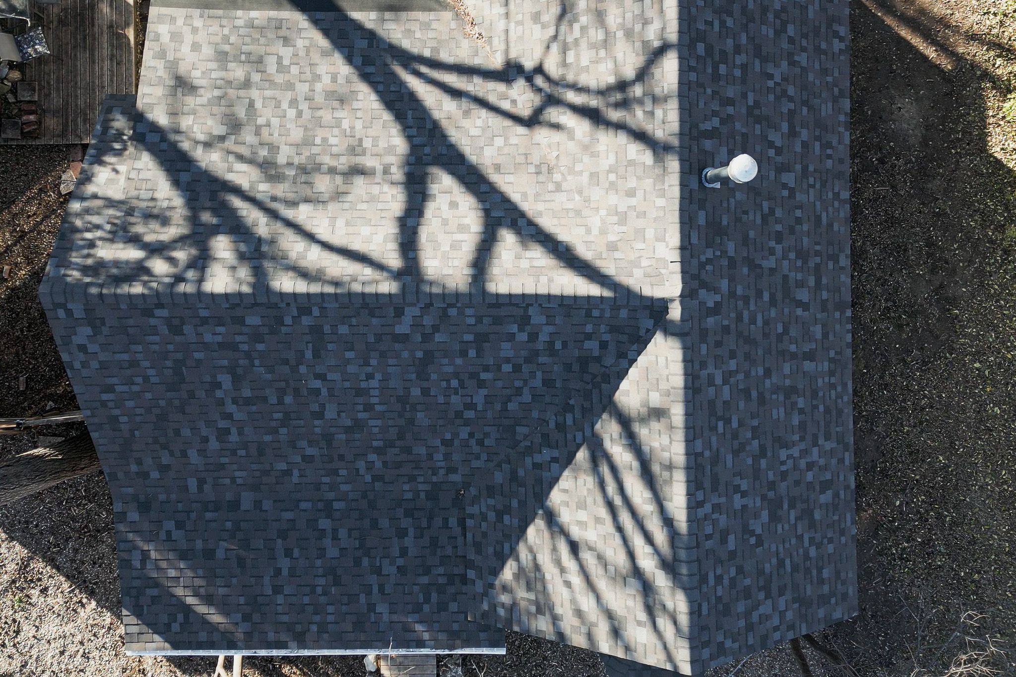 The completed roof uses high-end products from Owens Corning for decades of water-tight protection. / Source: Midwest Roofing (EZ Newswire)