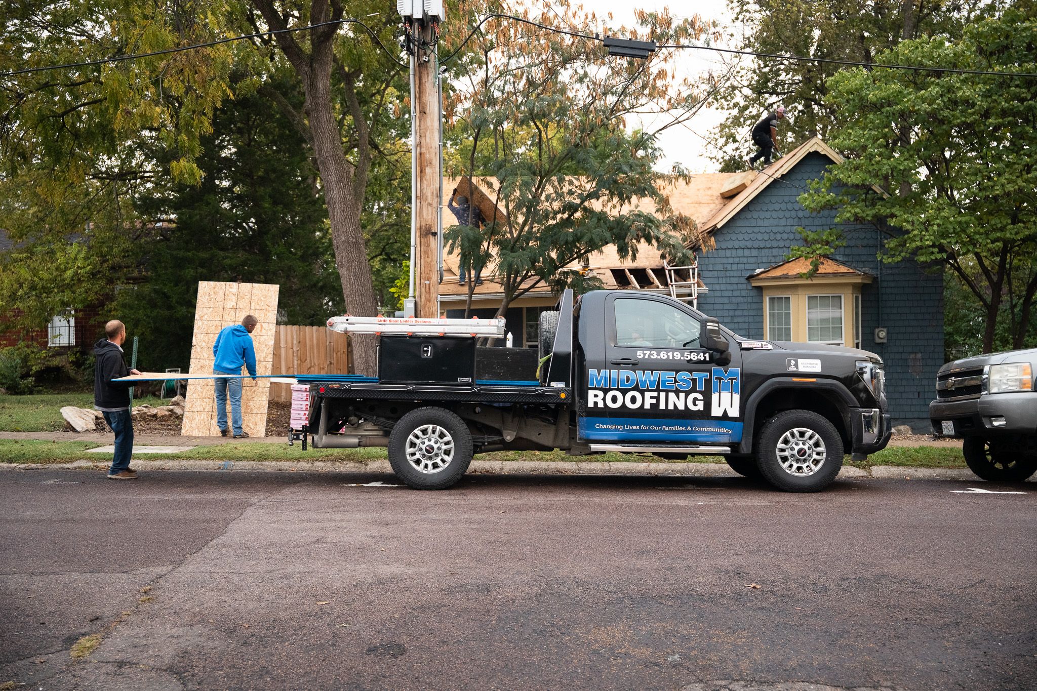 Midwest Roofing crew unloads roofing supplies on installation day. / Source: Midwest Roofing (EZ Newswire)