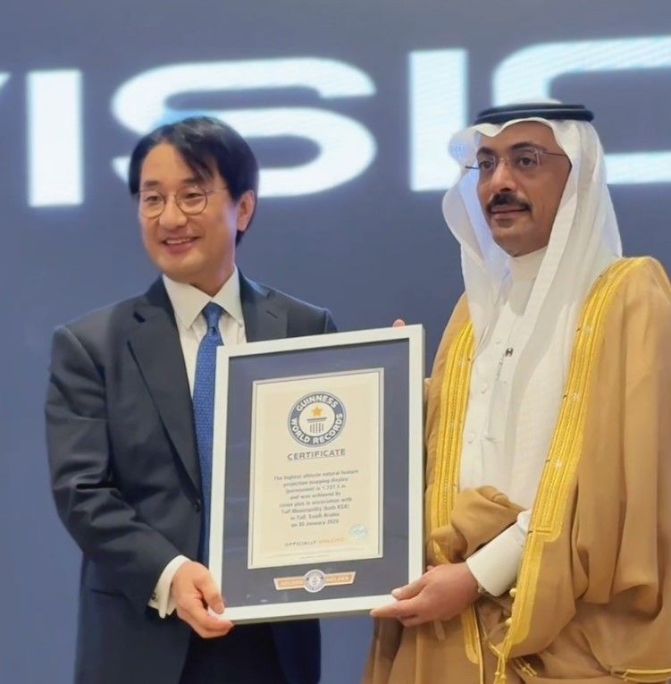 Brian Oh, CEO of 3D Factory Korea and Vision Plus (left), with Taif Mayor Abdullah Al-Zaidi. / Source: 3D Factory Korea (EZ Newswire)