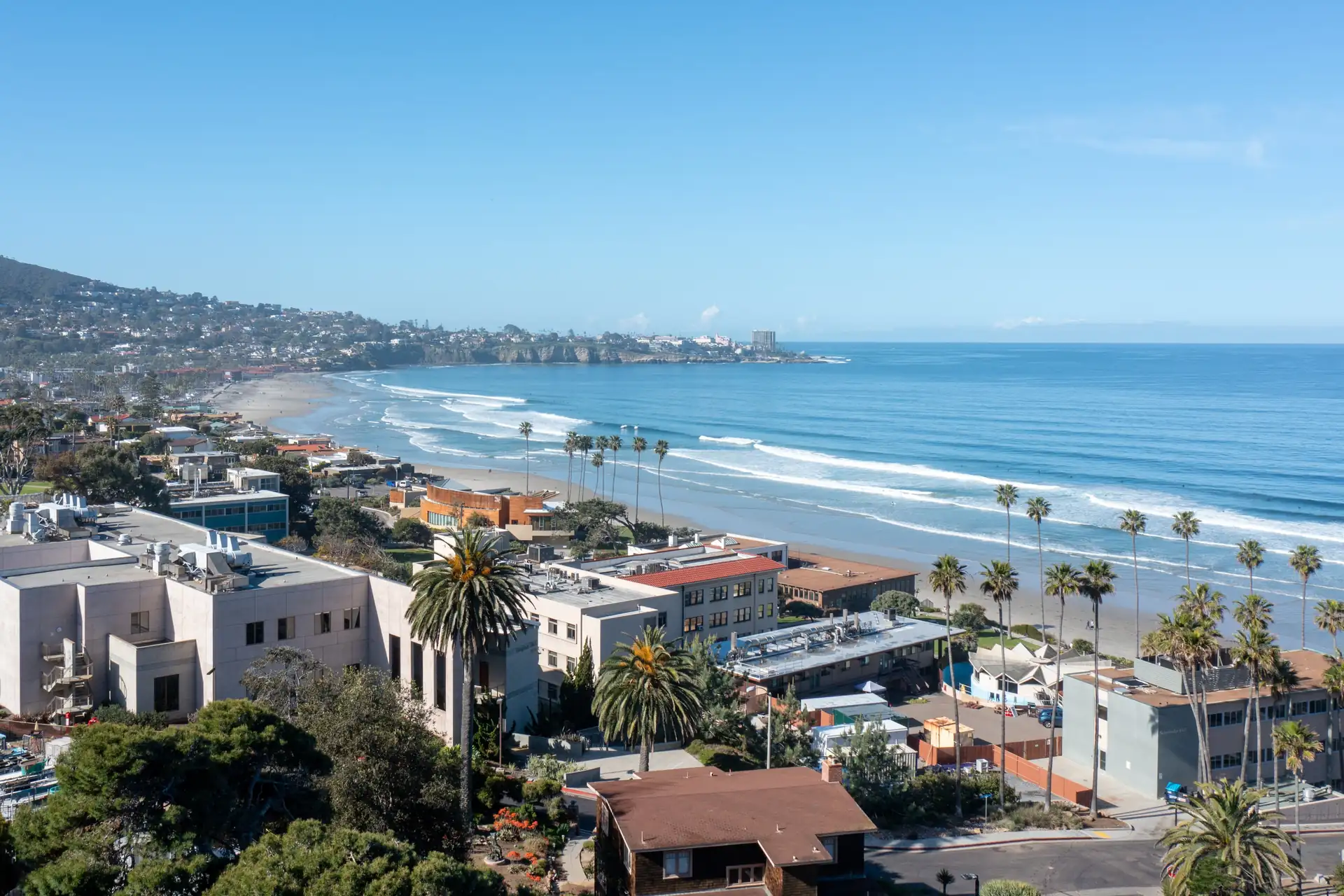 Waves rolling toward Scripps Pier at Scripps Beach in La Jolla, San Diego