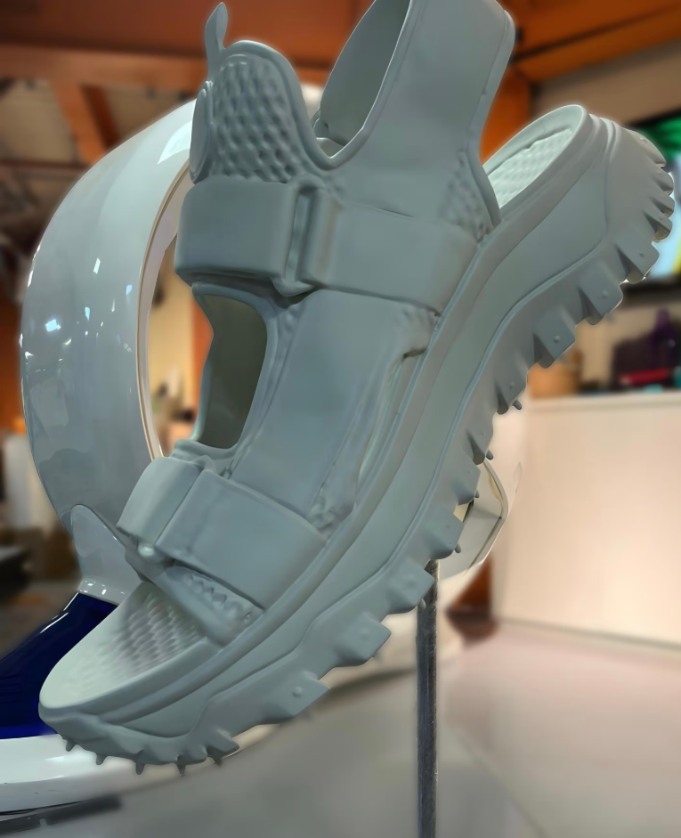 Dubai 3D visual merchandising props – custom mannequins, branding elements by Insculp3D for stores and events