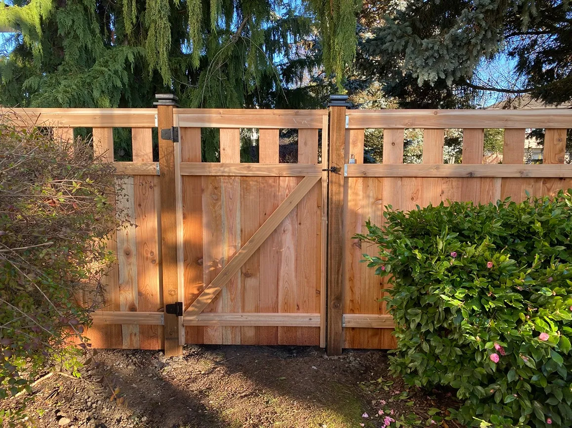 Cedar Lexington fence enclosing a landscaped yard in Snohomish County