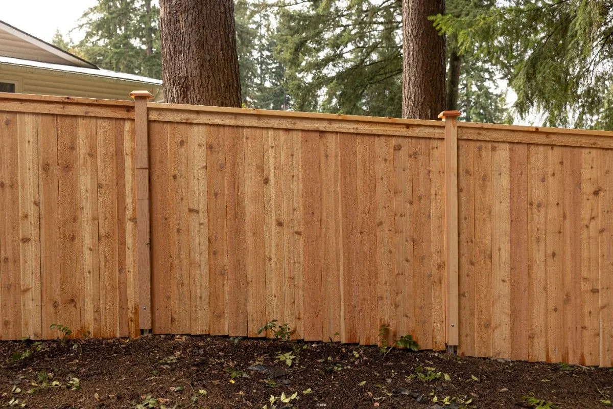 Lexington fence following uneven terrain behind a King County home