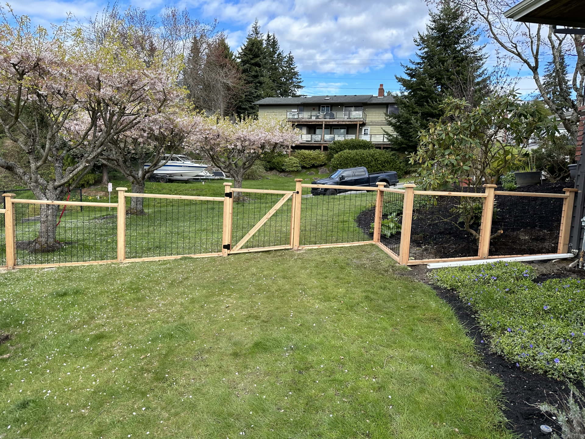 Pet-Safe Hog Wire Fence Installed in Everett After