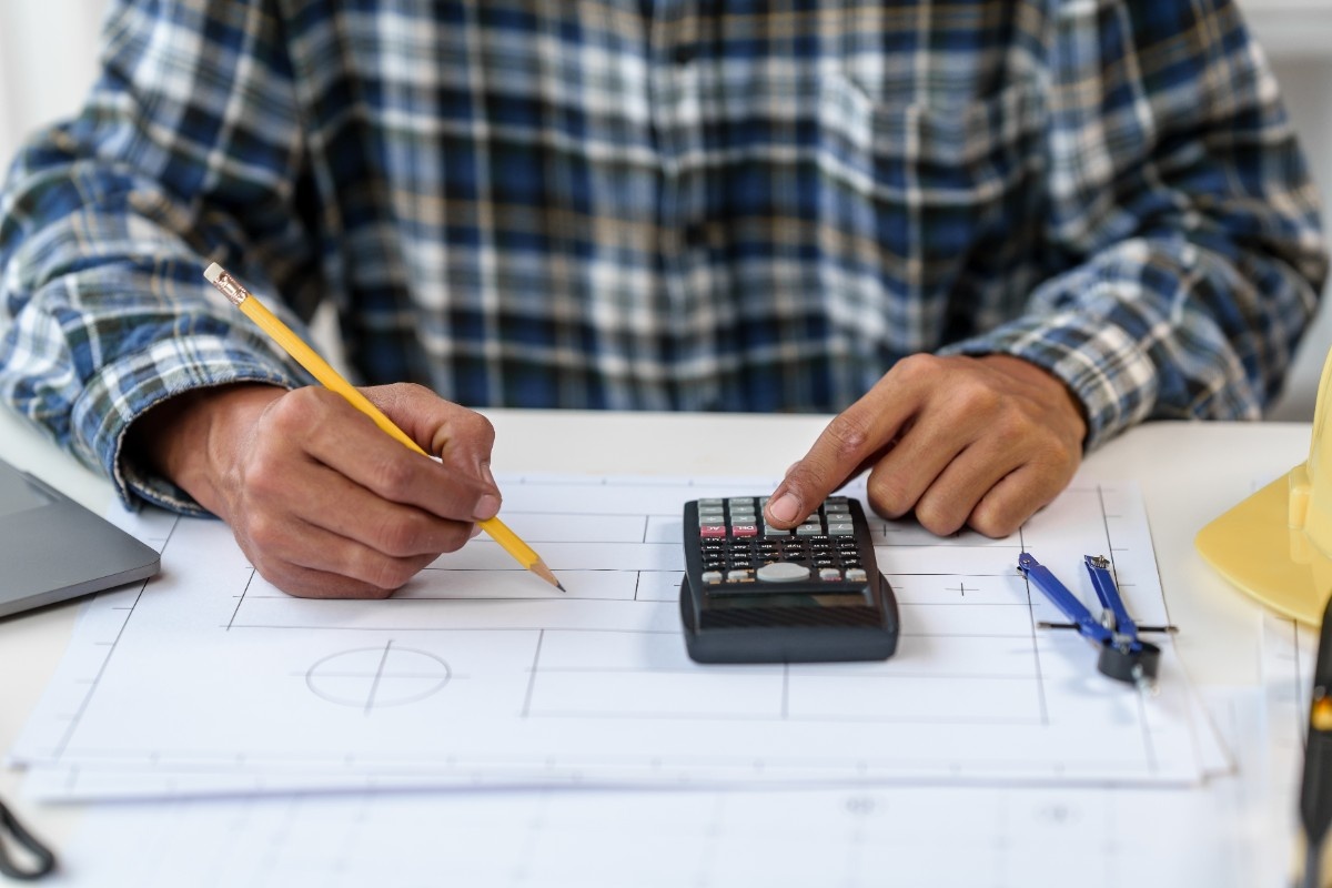 Contractor calculating aluminum fence price per foot Seattle by style