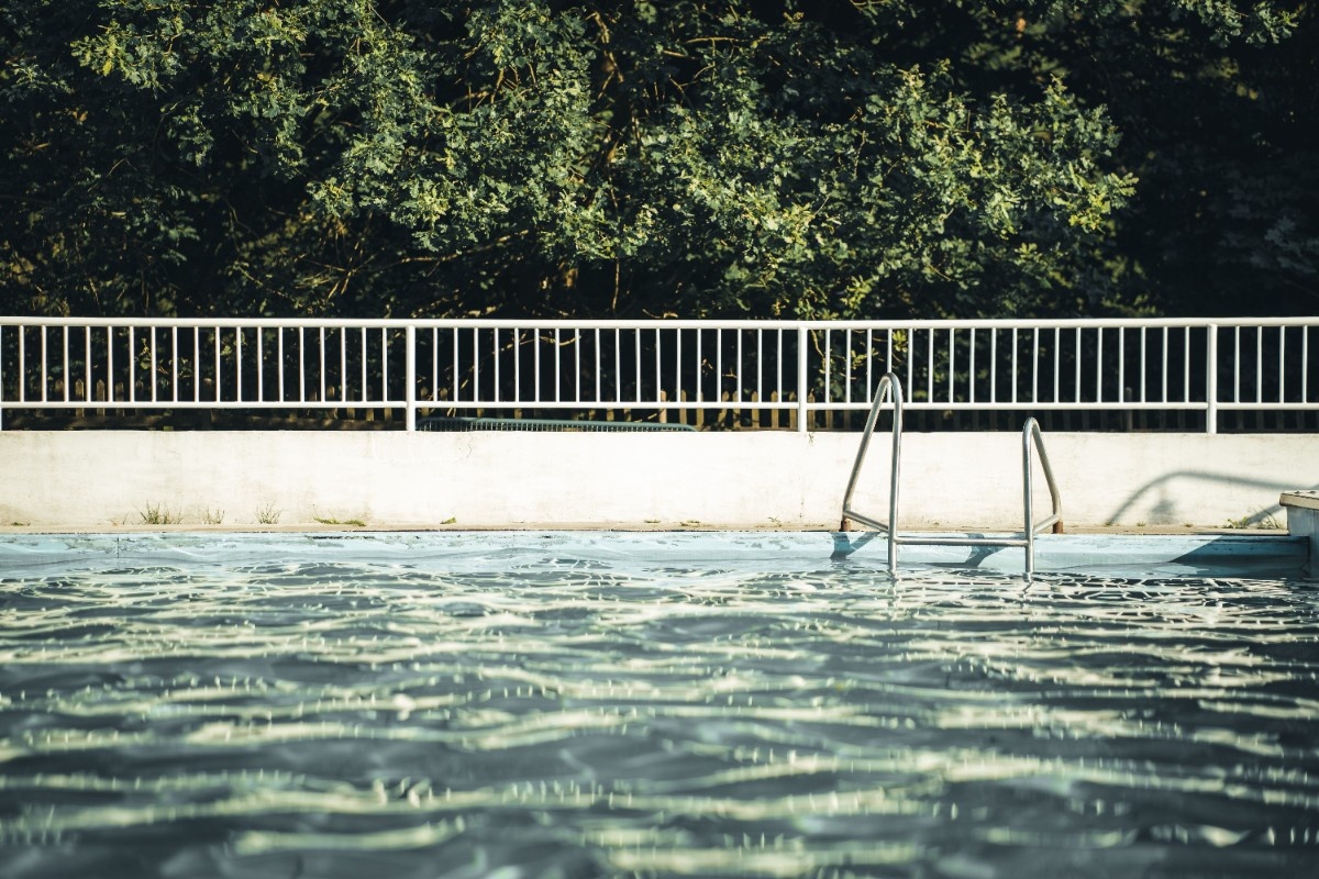 Pool fence requirements Seattle by fence material