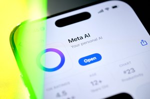 Meta Pauses AI Hiring: Strategy Shift After Nine-Figure Salaries