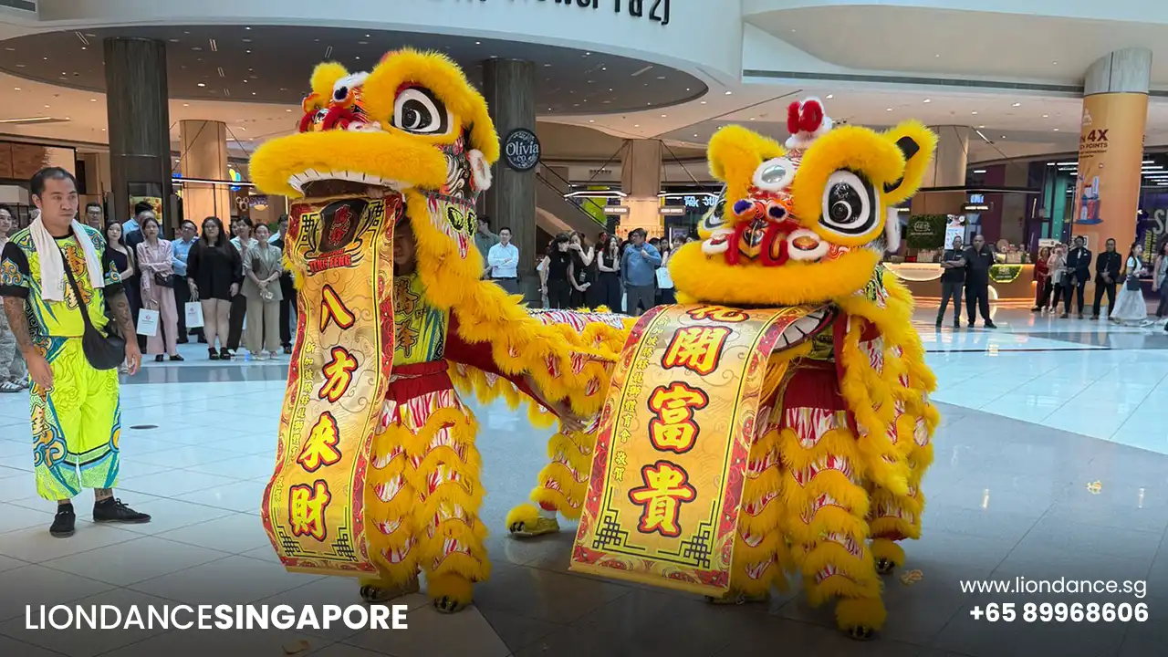 two lion holding an auspicious scroll in their mouth