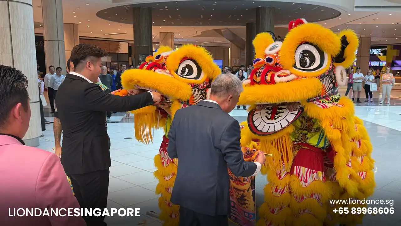 client feeding the two lion ang bao