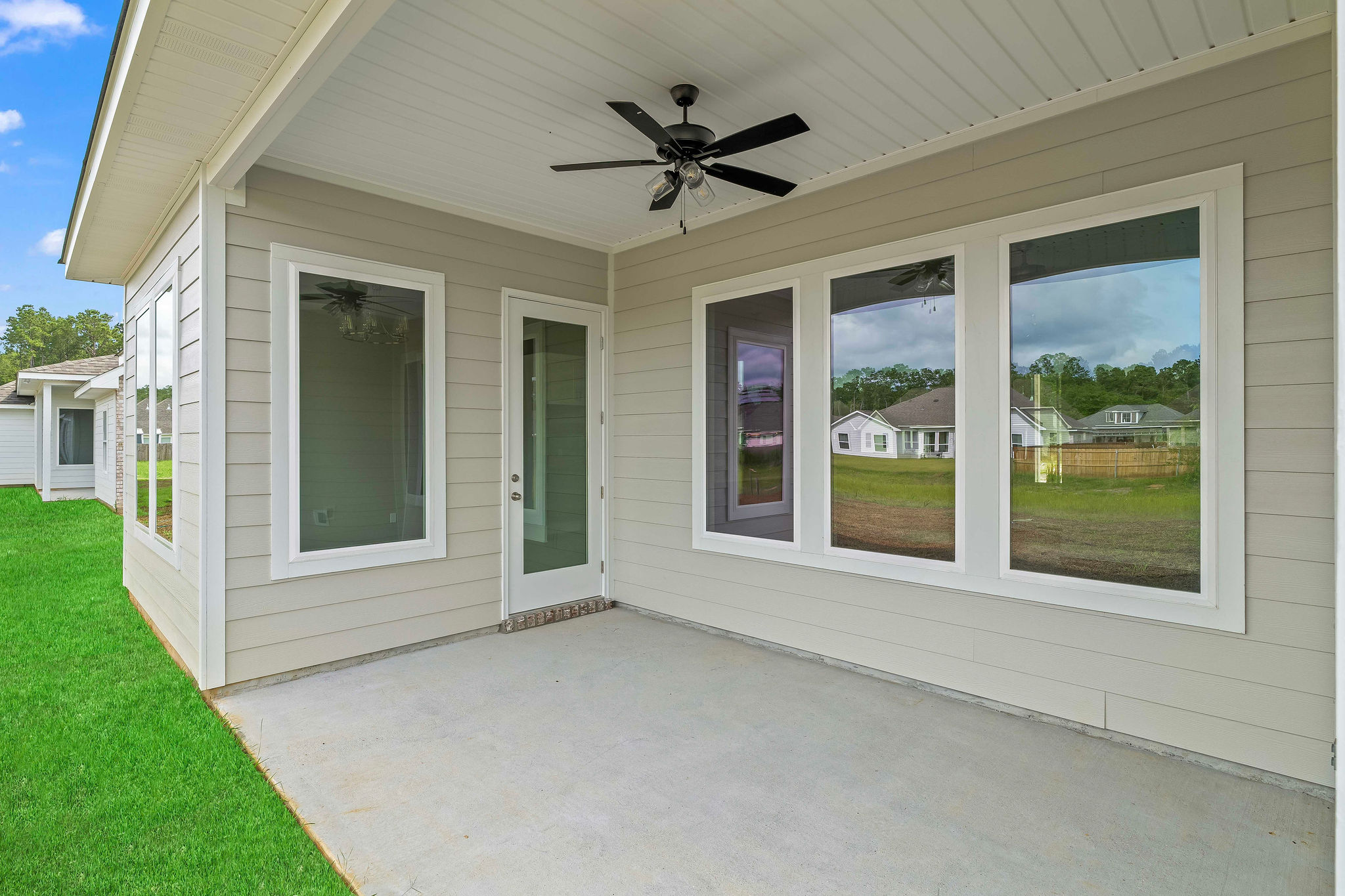 Outdoor patio with extended slab