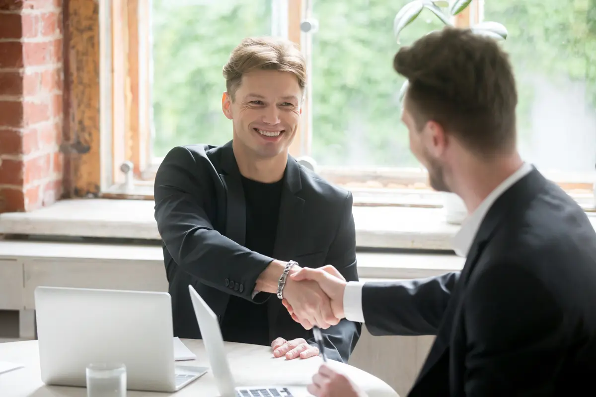 Photo de deux entrepreneurs se serrant la main