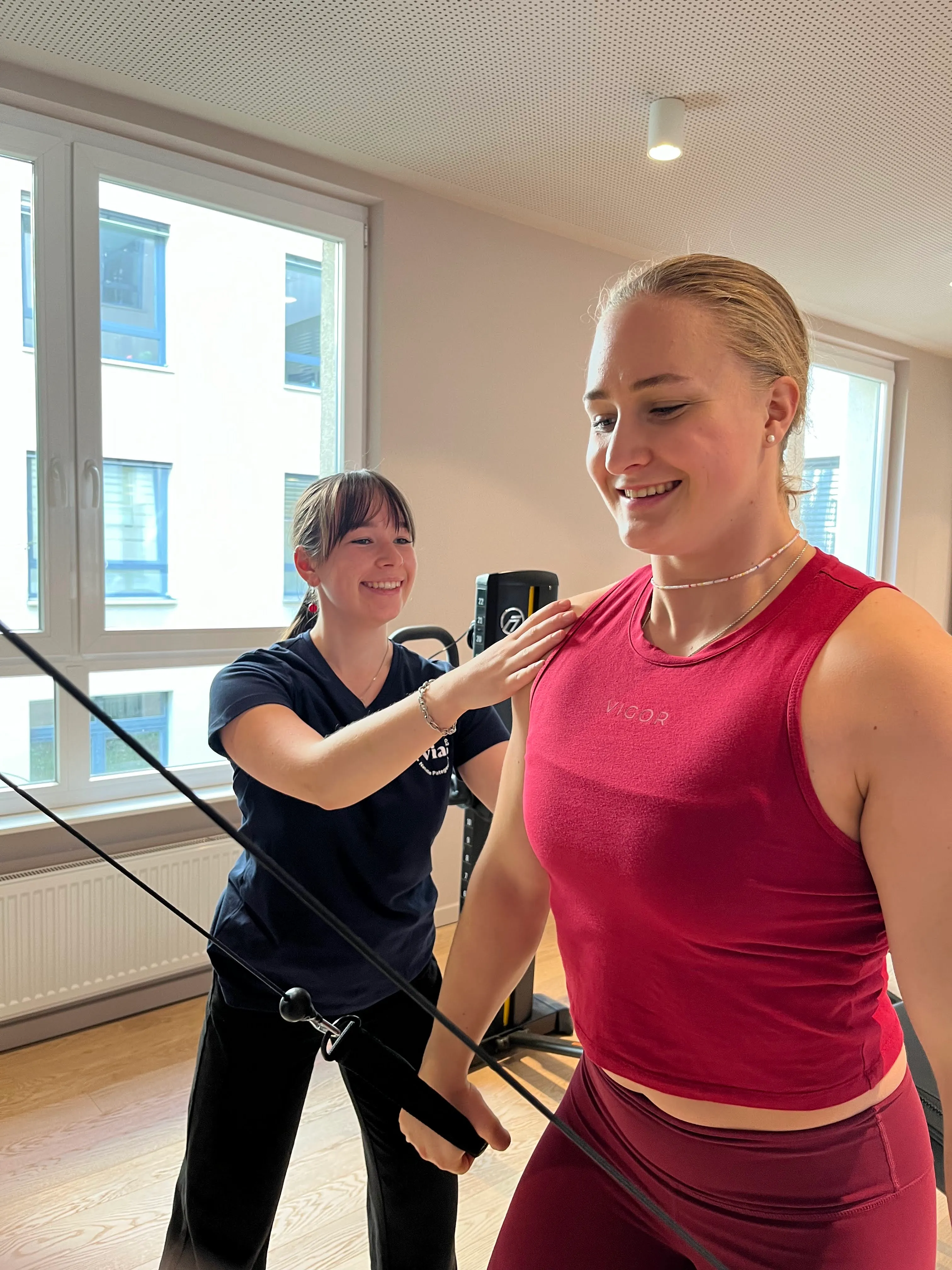 Krankengymnastik am Gerät mit Seilzug | Via Physio Berlin