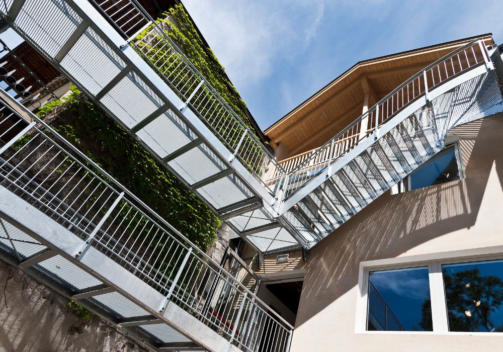 Außentreppe mit Geländer_Stahl feuerverzinkt