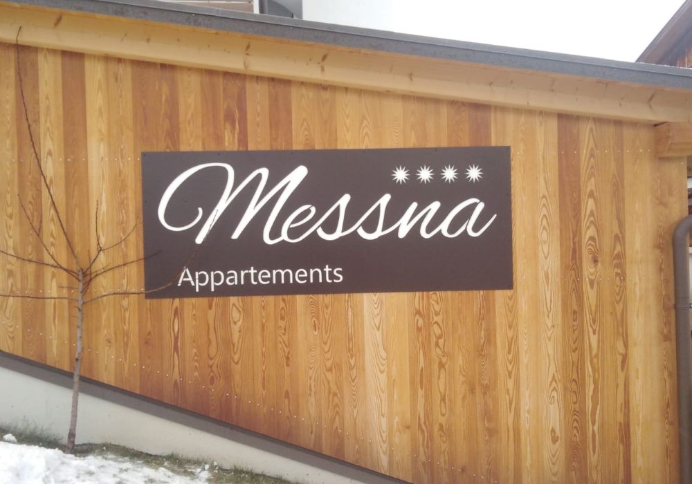 Hinweisschilder mit Schriftzug_Stahl gelasert_verzinkt_pulverbeschichtet