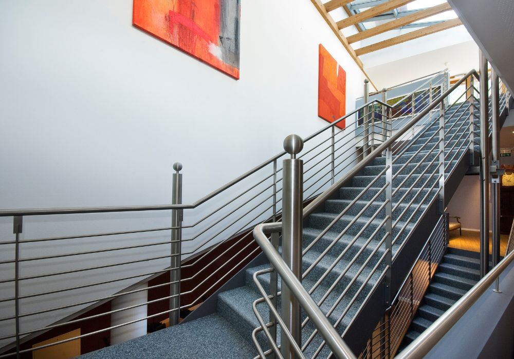 Innentreppe doppelstöckig mit Geländer_Stahl farbbeschichtet_Geländer Edelstahl