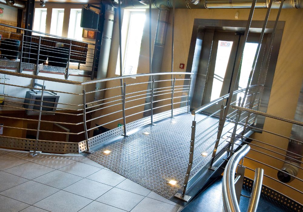 Innentreppe mit Geländer_Stahl farbbeschichtet_Geländer Edelstahl