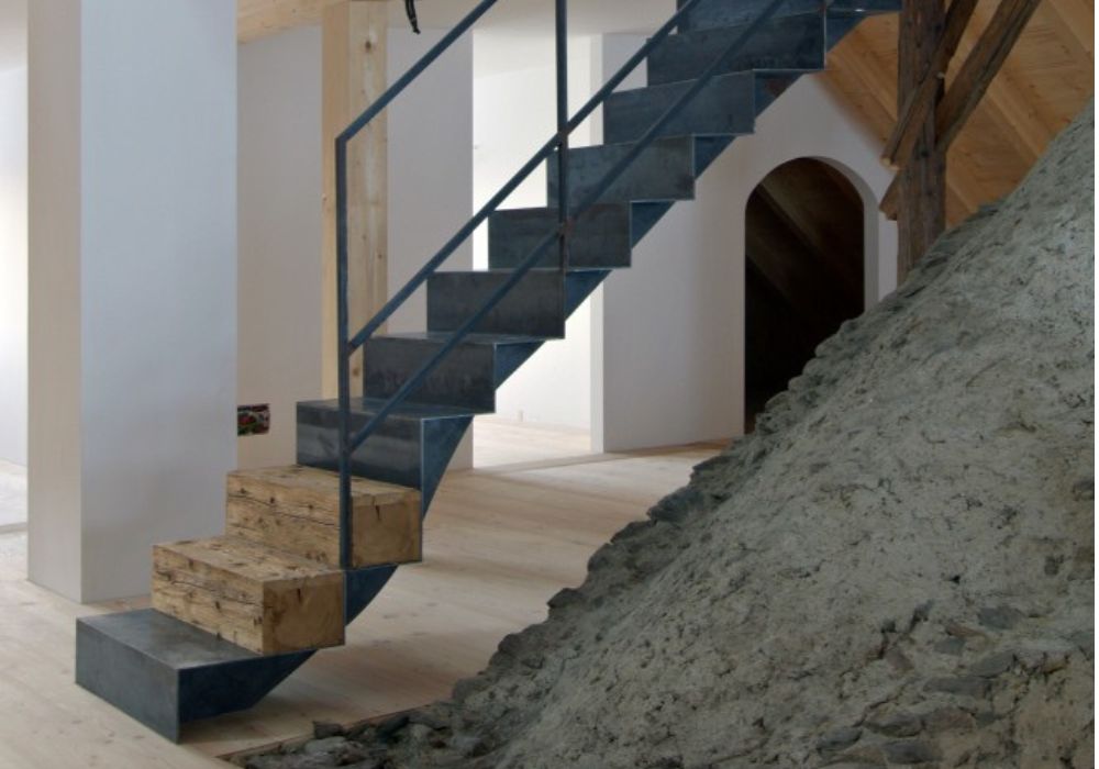 Innentreppe und Geländer_Schwarzstahl geölt_Holzstufen