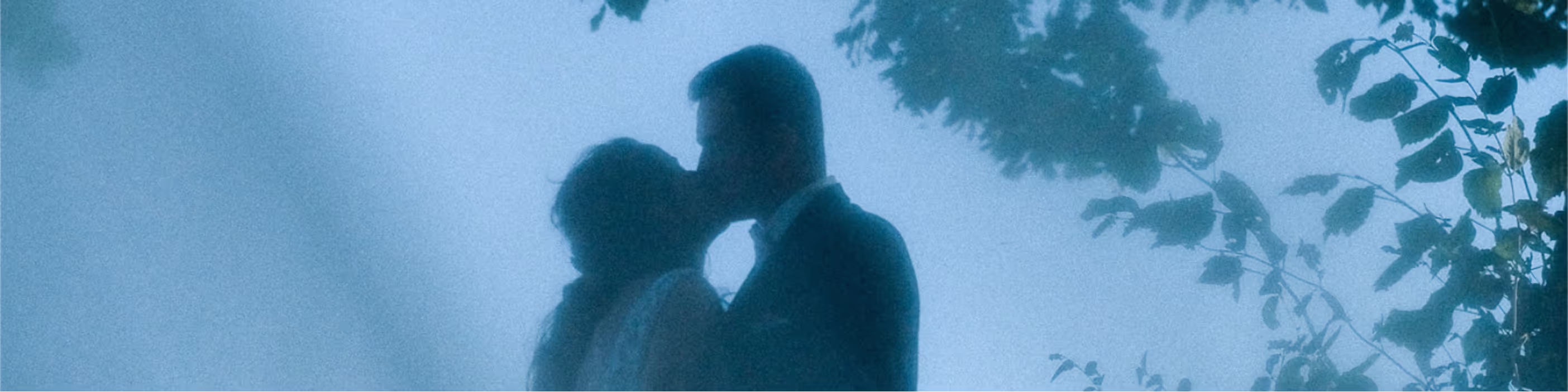 Couple s’embrassant dans la brume au coucher du soleil – photo artistique de mariage